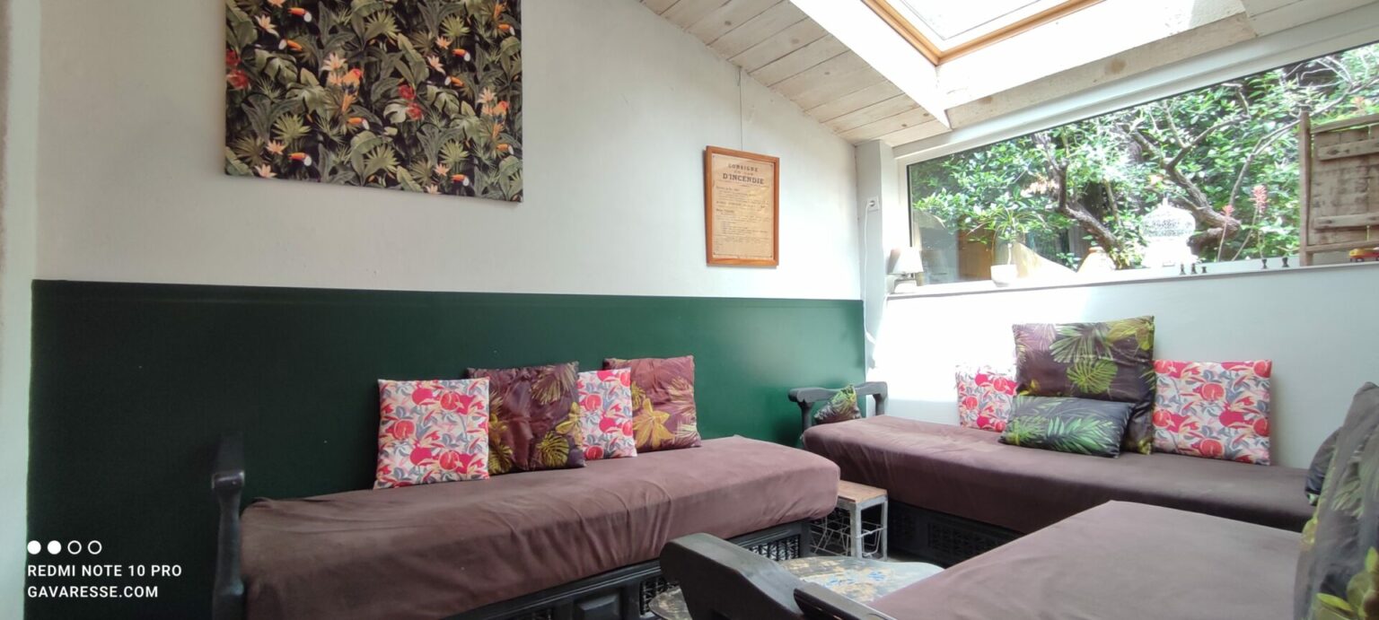 Salon convivial Gîte La Feniére Le Pradet Canapé confortable Décoration