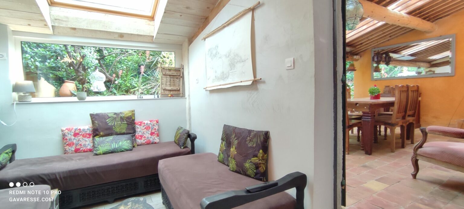 Salon lumineux Gîte L'Orangeraie Pradet Décoration orientale Accès terrasse couverte