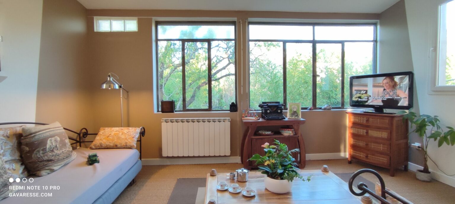 Salon lumineux Gîte l'Orangeraie Grandes fenêtres Vue jardin Le Pradet