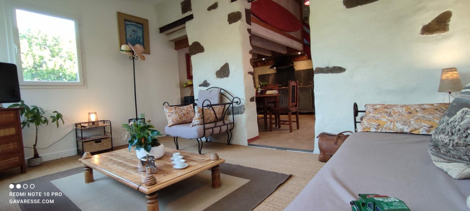 Salon séjour cuisine Gîte l'Orangeraie Verrière lumineuse Gavaresse