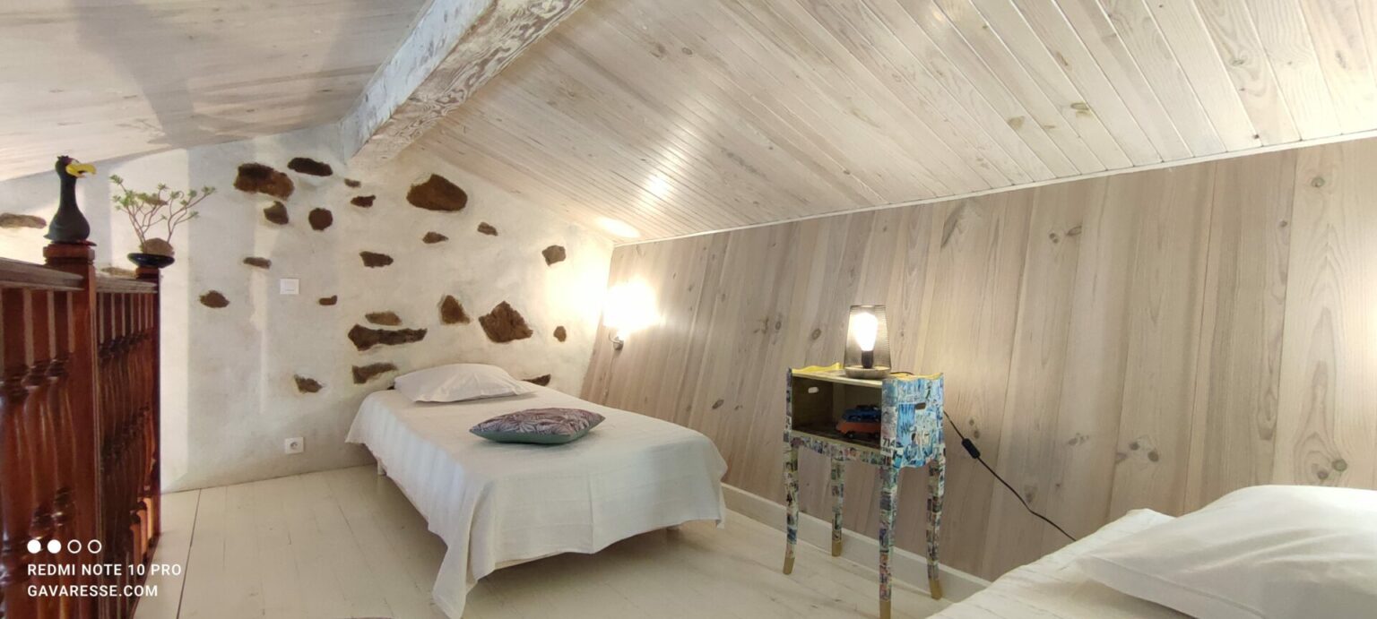 Chambre mezzanine 2 lits simples 90x190 Gîte familial Gavaresse Le Pradet