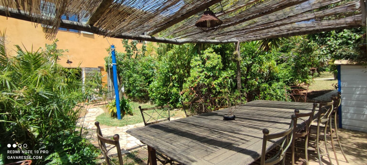 Terrasse ensoleillée Gîte La Fenière Le Pradet Vue Provence