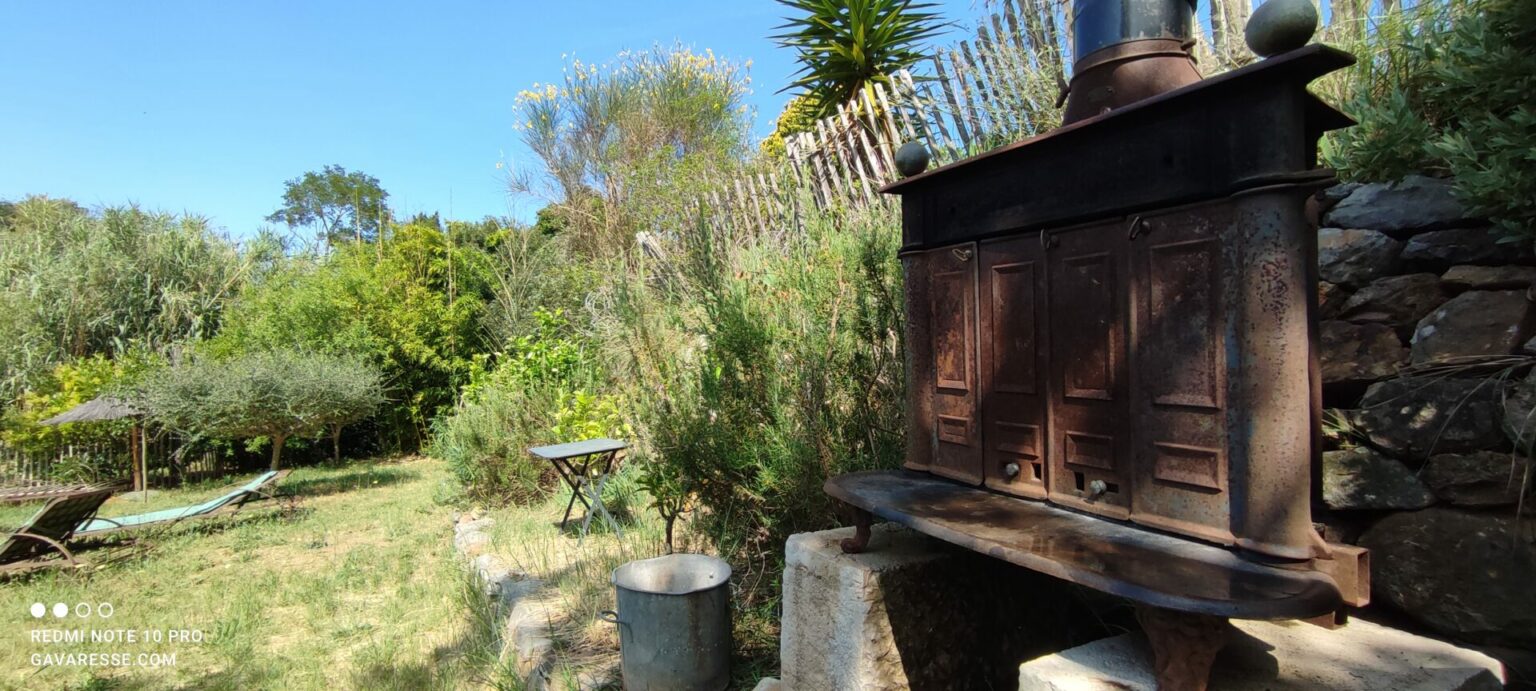 Ancien poêle à bois transformé en barbecue éco-responsable dans le jardin de la Maison Gavaresse au Pradet, Var.