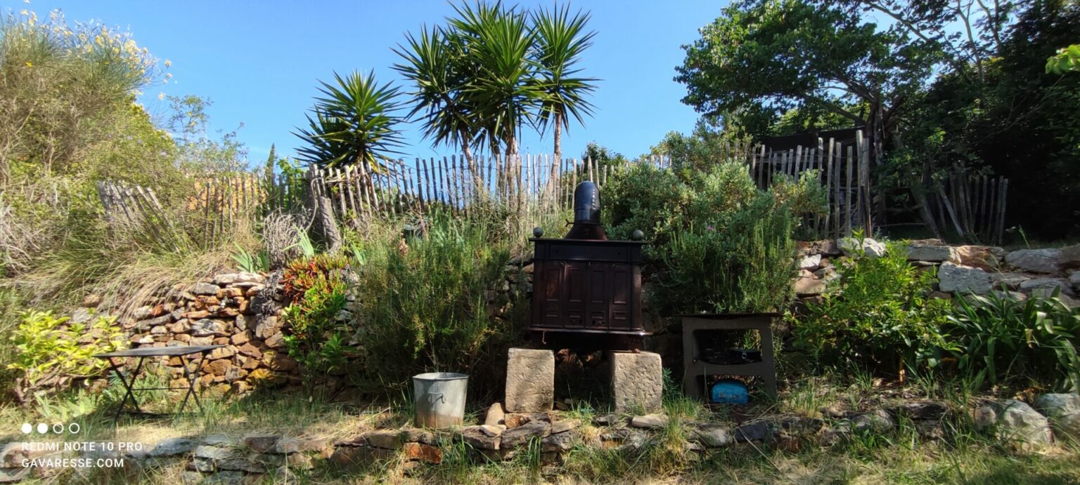 Détail du grill du barbecue sécurisé de la Maison Gavaresse, ancien poêle à bois recyclé.