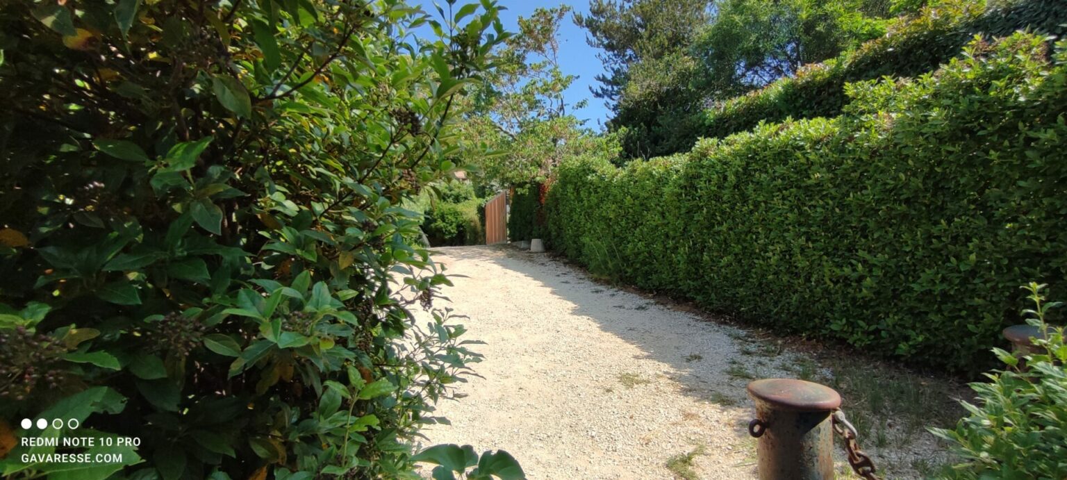 Grand parking extérieur de la maison Gavaresse pour 4 à 6 voitures, entouré de verdure méditerranéenne, au Pradet.