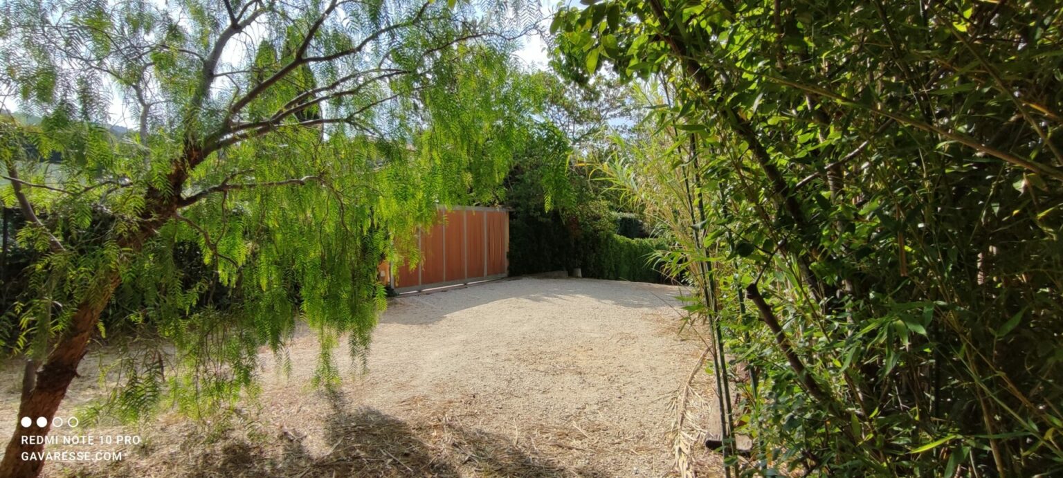 Parking clos et sécurisé pour 4 à 6 véhicules de la maison de vacances Gavaresse au Pradet, Var, Côte d'Azur.