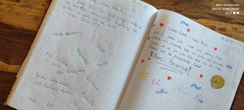 Un avis écrit à la main sur une page de papier, avec un commentaire positif sur l'accueil, le gîte et la qualité du séjour, signé par un locataire satisfait.