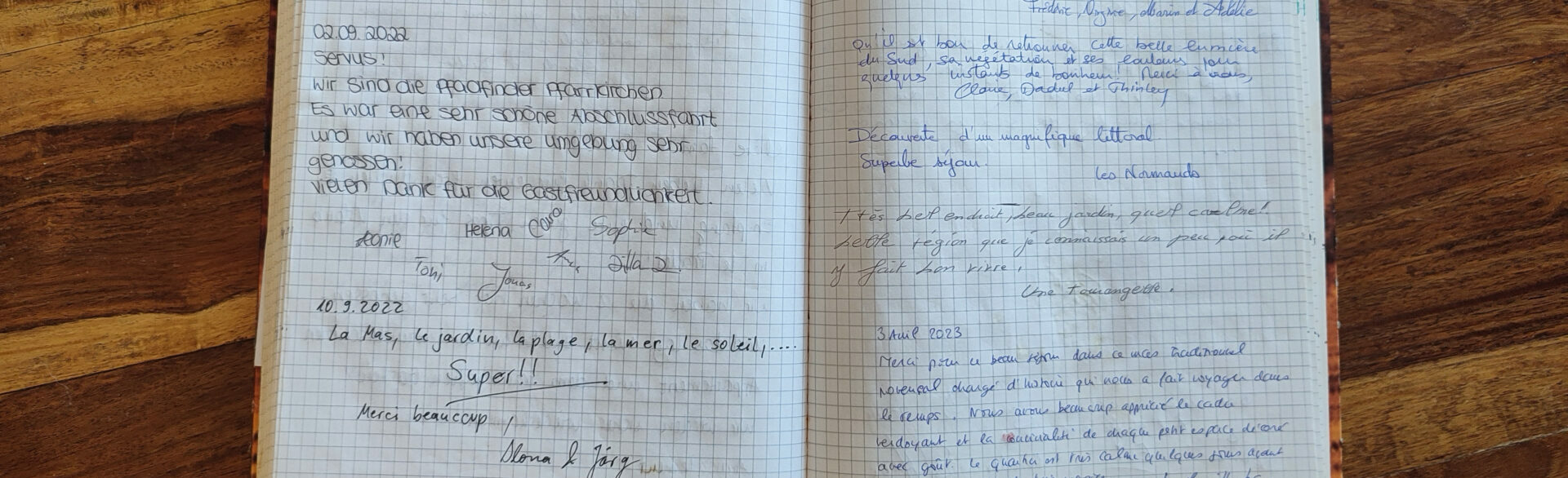 Un livre d'or ouvert avec des pages manuscrites remplies de messages de remerciement, de dessins et de notes positives de la part des visiteurs du Mas de la Gavaresse au Pradet.