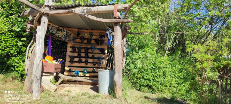 Abri en bois flotté proposant le matériel de snorkeling et plongée gratuit pour les clients du gîte Mas de la Gavaresse au Pradet.