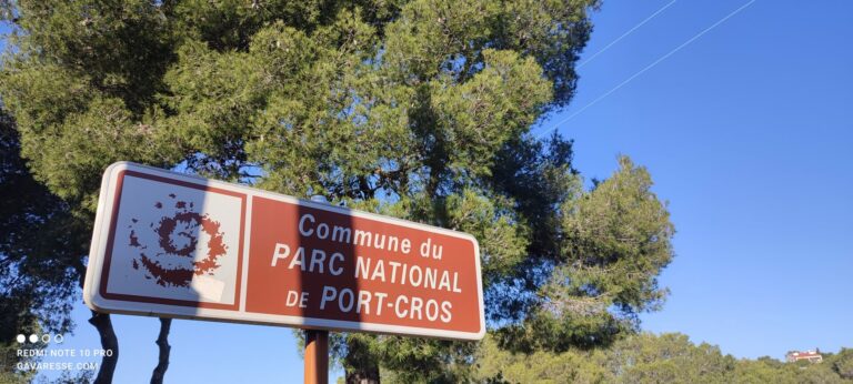 Panneau signalétique officiel de la commune du Parc National de Port-Cros au Pradet, à proximité du Mas de la Gavaresse.