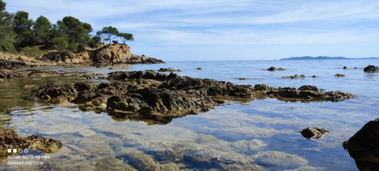 Eaux cristallines et rochers de la crique des Oursinières au Pradet, plage naturelle proche du Mas de la Gavaresse.