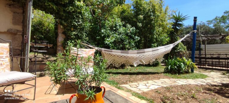 Hamac de style bohème dans le jardin arboré et coin terrasse du Mas de la Gavaresse au Pradet