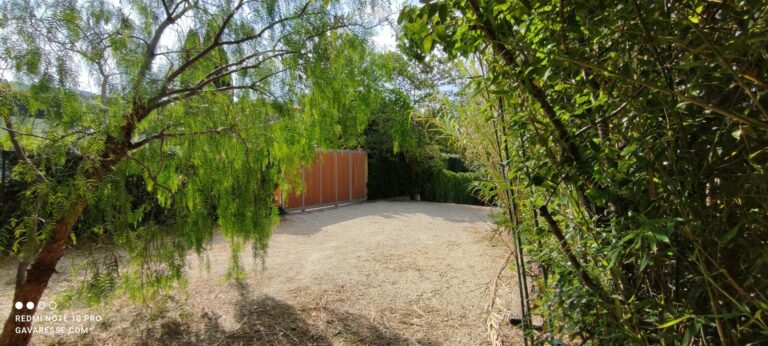 Espace de parking privé sécurisé et fermé par un portail au cœur du grand jardin arboré du Mas de la Gavaresse au Pradet.