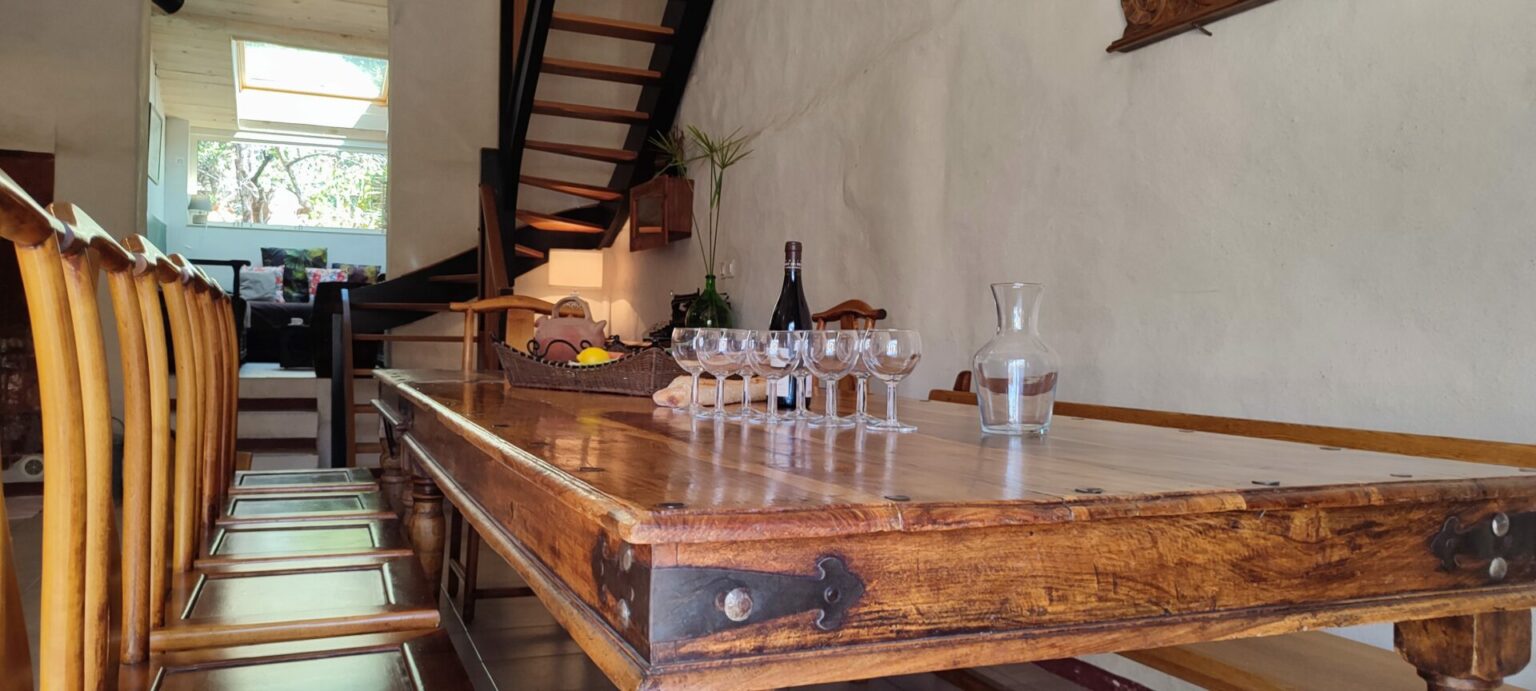 Grande table en bois conviviale dans la salle à manger du Mas de la Gavaresse au Pradet, gîte de groupe dans le Var.