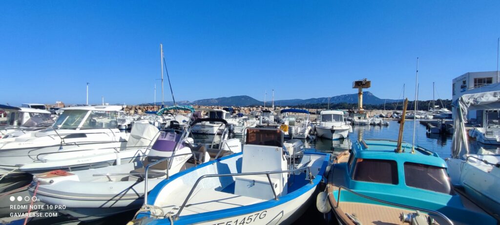 Bateaux amarrés dans le bassin calme du port des Oursinières au Pradet