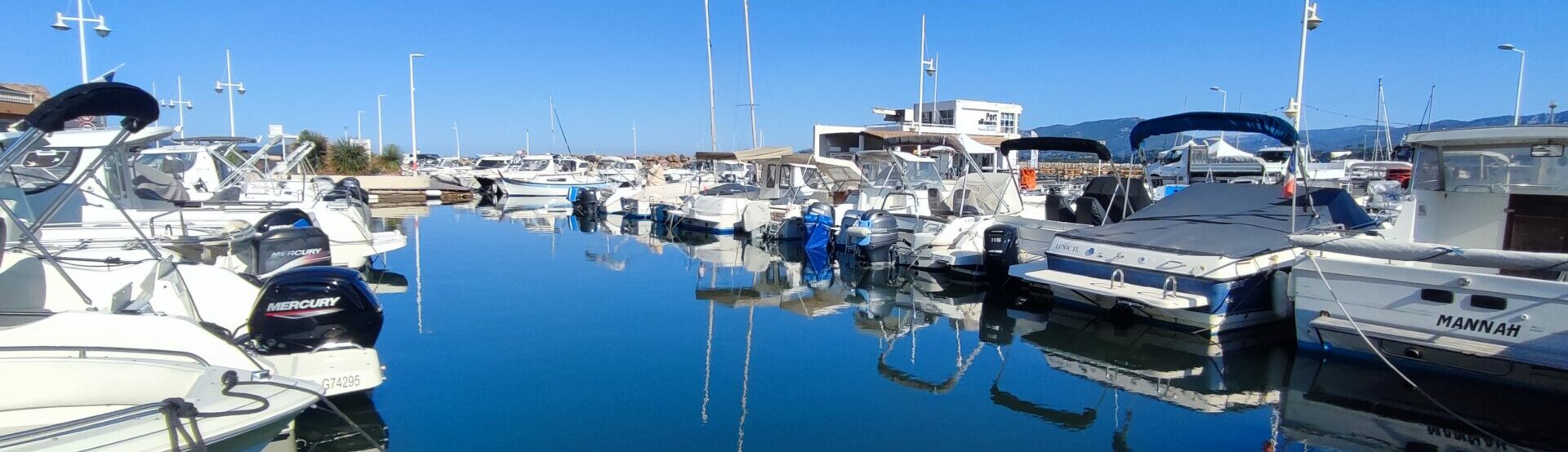 Bateaux amarrés au port des Oursinières au Pradet sous un ciel bleu, à proximité du gîte de groupe La Gavaresse.