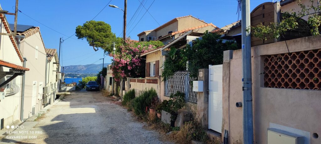 Ruelle fleurie entre les maisons de pêcheurs du hameau des Oursinières