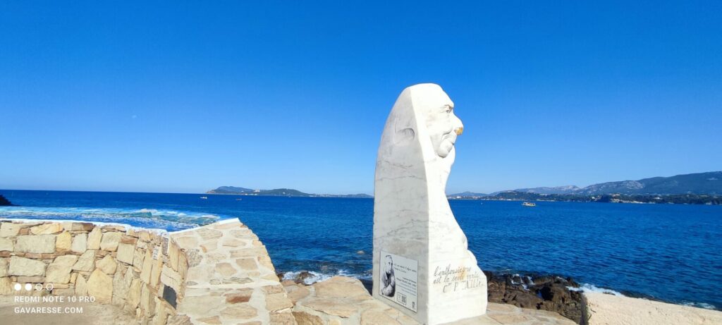 Stèle en mémoire de Philippe Tailliez, pionnier de la plongée sous-marine, aux Oursinières
