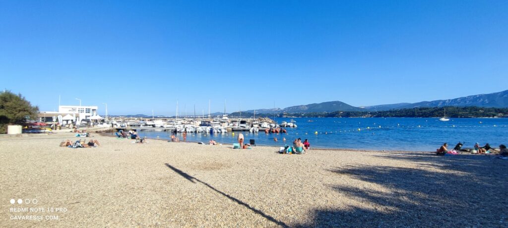 Plage des Oursinières avec vue sur le port et la capitainerie, Le Pradet