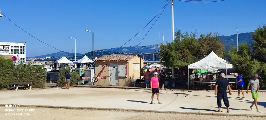 Partie de pétanque sur le terrain du port des Oursinières, devant la capitainerie