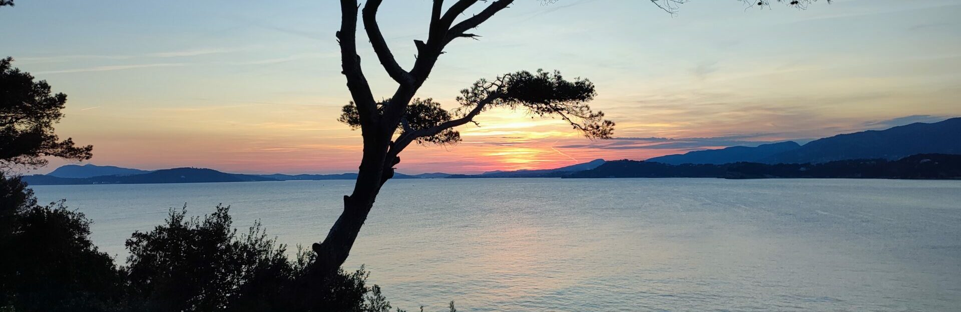 Coucher de soleil sur la rade de Toulon et Saint-Mandrier depuis le sentier du littoral au bas du Mas de la Gavaresse au Pradet.