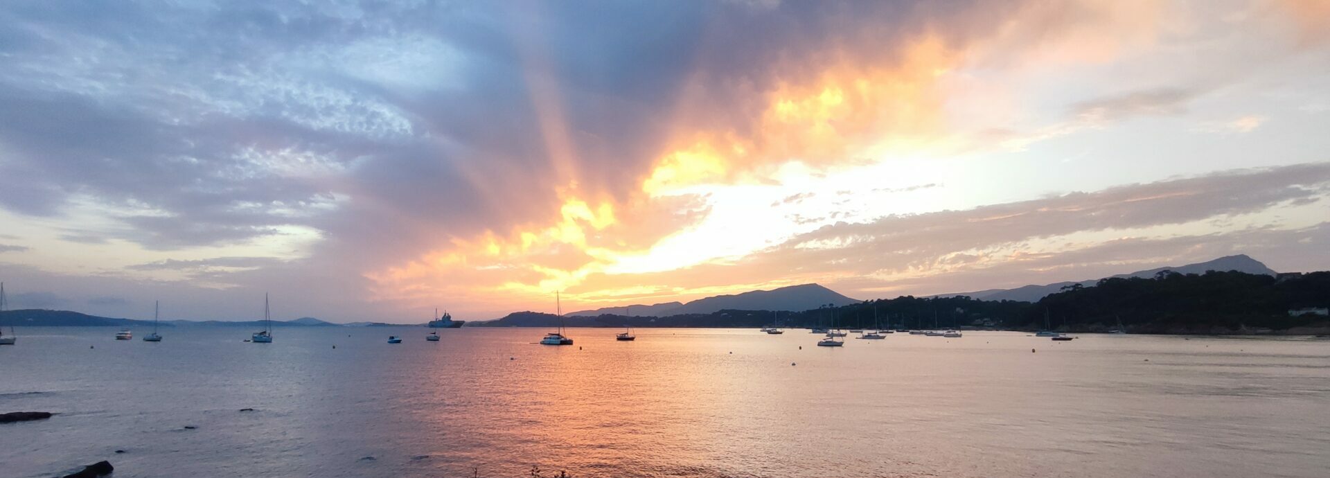 Sunset over the Mediterranean near Le Mas de la Gavaresse, an inspiring setting for a creative retreat, writing retreat or art workshop in the Var.
