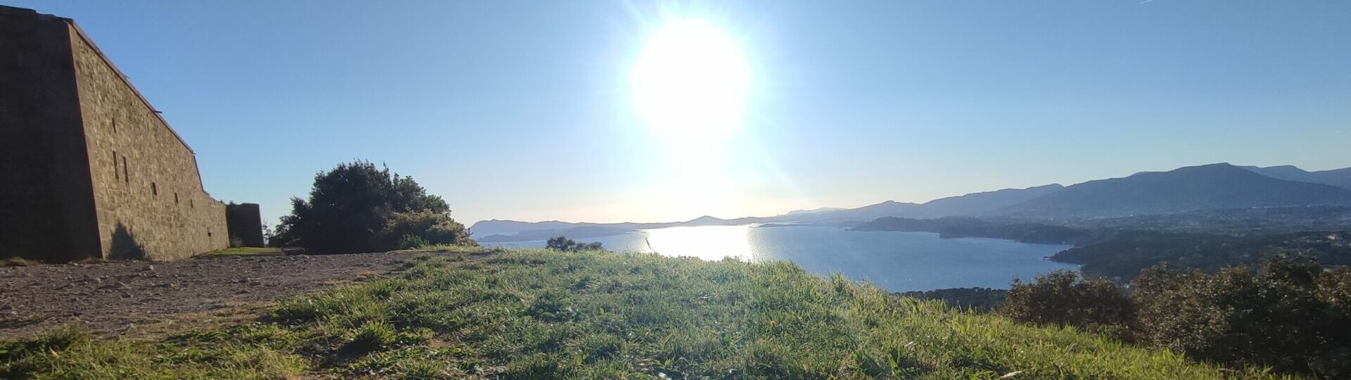 Panorama depuis le Fort de la Gavaresse au Pradet avec vue sur la grande rade de Toulon, les monts Faron et Coudon, et le Bec de l'Aigle au loin.