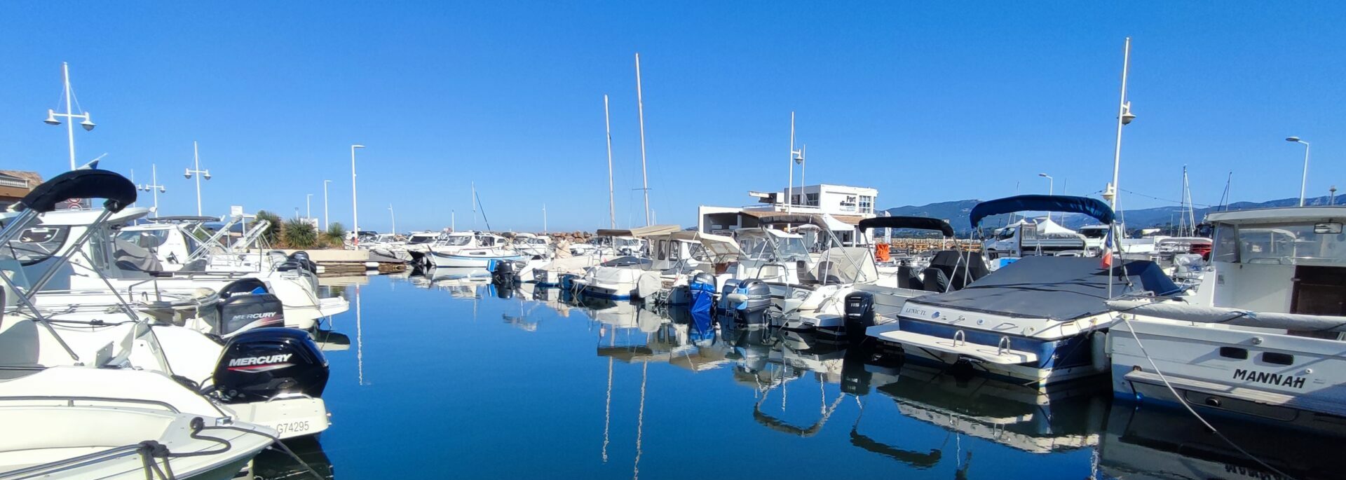 Angeseilte Boote im Hafen Port des Oursinières in Le Pradet unter blauem Himmel in der Nähe des Gruppenunterkunft La Gavaresse.