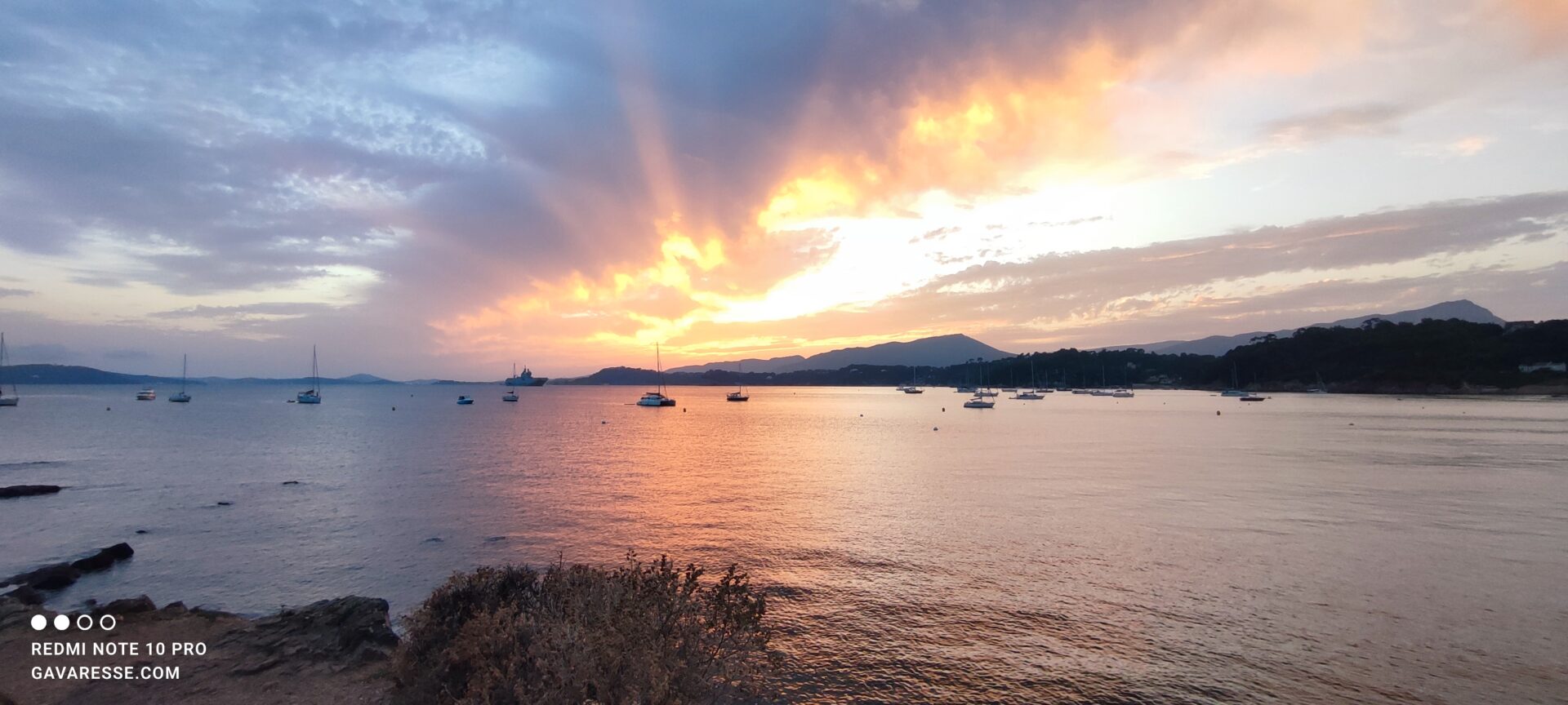 Sonnenuntergang über dem Mittelmeer in der Nähe des Mas de la Gavaresse, eine inspirierende Kulisse für ein Kreativ-Retreat, Schreib-Retreat oder einen Kunstworkshop im Var.