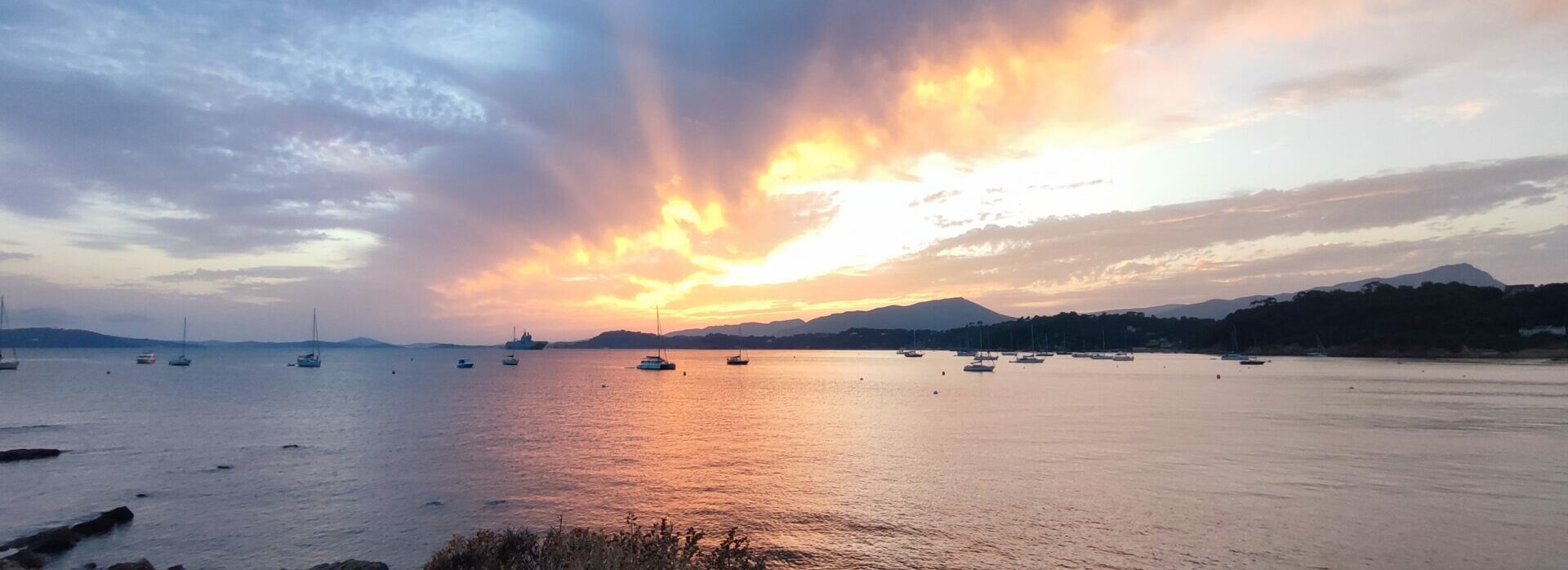 Coucher de soleil sur la Méditerranée à proximité du Mas de la Gavaresse, cadre inspirant pour un stage créatif, une retraite d'écriture ou un atelier artistique dans le Var.