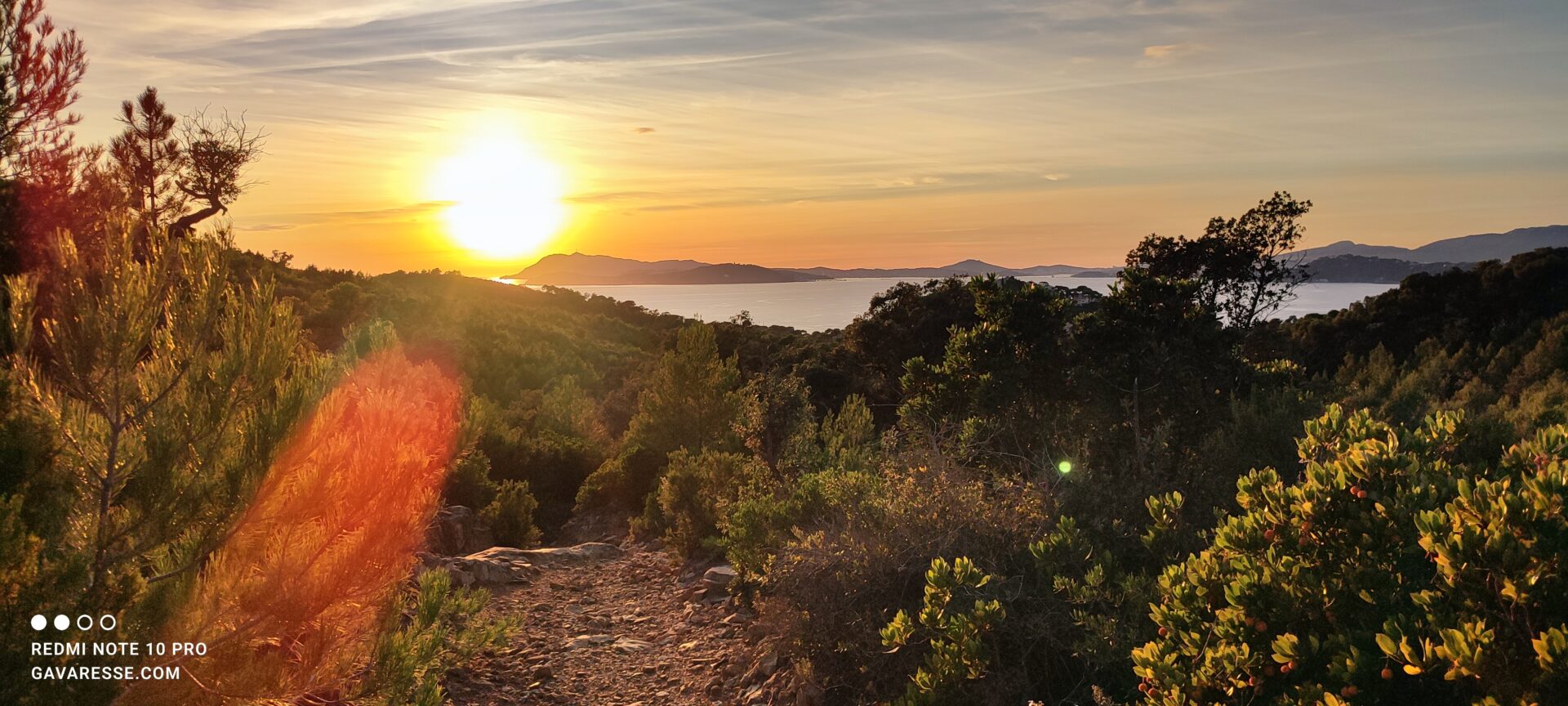 Sentier de randonnée en pleine nature au coucher du soleil face à la mer dans le Var pour un stage détox digitale.