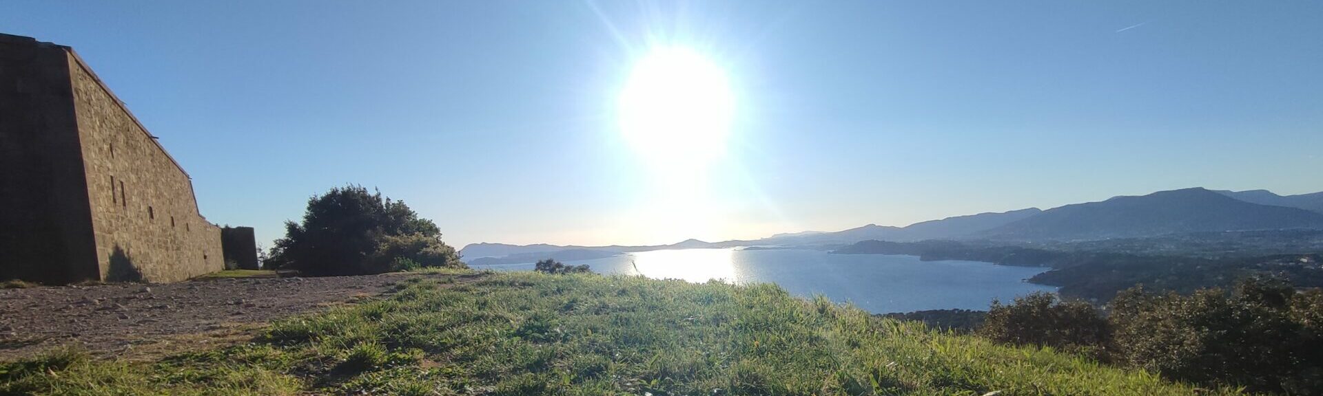 Panoramablick von der Festung Fort de la Gavaresse in Le Pradet auf die Bucht von Toulon, die Berge Faron und Coudon sowie die Bucht von La Ciotat.