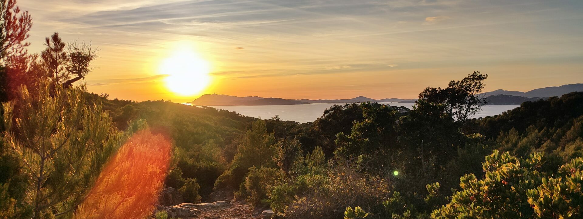 Wanderweg inmitten der Natur bei Sonnenuntergang mit Blick auf das Meer im Var für ein Digital-Detox-Seminar.