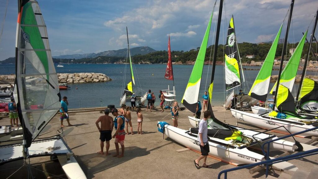 Pratique du paddle et kayak le long de la côte rocheuse du Pradet dans le Var.