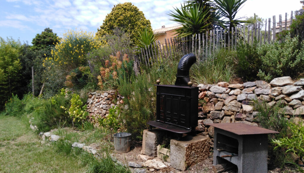 Jardin méditerranéen en restanques avec végétation provençale au Mas de la Gavaresse au Pradet.