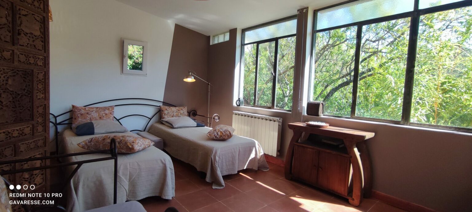 Salon der Ferienwohnung L'Orangeraie mit zwei getrennten Einzelbetten 80×200 aus der Sofa-Bettbank, Le Pradet