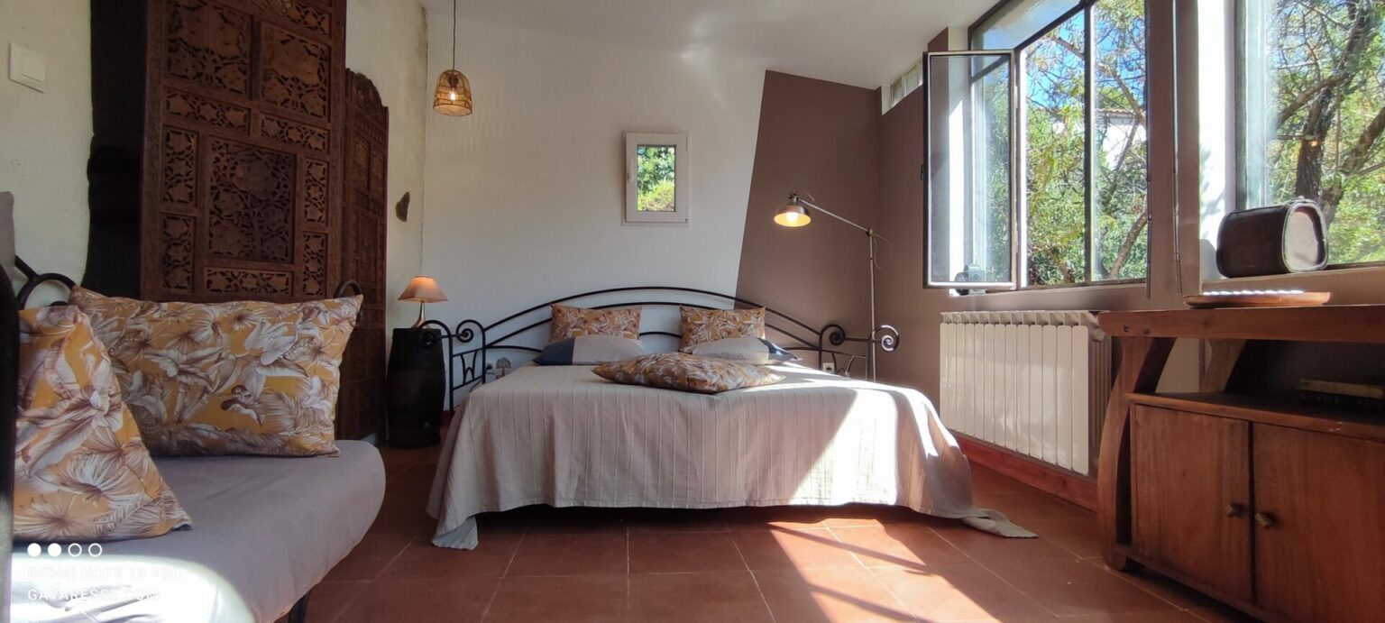 Sofa-Bettbank im Salon der Ferienwohnung L'Orangeraie, umgewandelt in ein Doppelbett 160×200 mit schmiedeeisernem Rahmen, Le Pradet