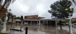Façade de l'Espace des Arts et du cinéma Francis Veber au Pradet sous la pluie, avec le parvis mouillé.