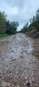Sentier rocheux menant au Musée de la Mine de Cap Garonne au Pradet, recouvert par un ruissellement d'eau de pluie.