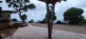 Parvis aménagé du Musée de la Mine de Cap Garonne au Pradet sous un ciel couvert, offrant une vue panoramique sur la mer.